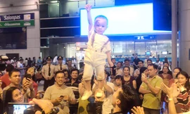 Màn diễn xiếc của con trai Quốc Nghiệp mới 1 tuổi ở sân bay 'gây sốt'