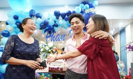 Khánh Thi nén đau sau sinh mổ để tổ chức sinh nhật cho Phan Hiển