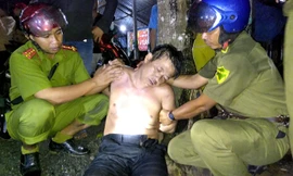 Người đàn ông có biểu hiện bệnh tâm thần được giải cứu. 