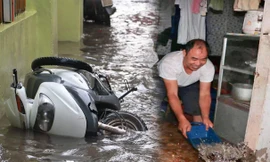 Mưa ngập trôi xe máy, người dân Hà Nội hì hục tát nước