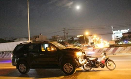 Bản tin 8H: Ô tô 'điên' tông 5 người bị thương nặng rồi bỏ chạy