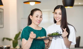 Hoa hậu Tiểu Vy nhí nhảnh nấu ăn cùng mẹ dịp 8/3