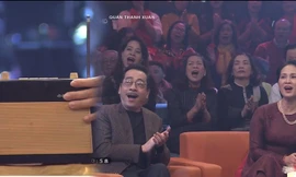 Các nghệ sĩ xúc động 'tìm lại thanh xuân' qua những chiếc đài cũ 