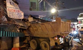 Hiện trường vụ tai nạn xe ben đâm sập nhà dân khiến 3 người nguy kịch.