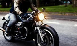 Việc bật đèn xe máy vào ban ngày được cho là sẽ giúp người lái ô tô nhận biết (ảnh: Dân Việt) 