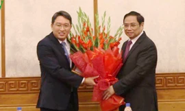 Đồng chí Phạm Minh Chính trao quyết định và chúc mừng đồng chí Nguyễn Hải Ninh. Ảnh VOV 