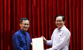 Bộ trưởng Lê Vĩnh Tân trao quyết định cho đồng chí Hoàng Quốc Long. 