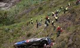 Xe buýt rơi xuống vực sâu hàng trăm mét, ít nhất 8 người tử vong