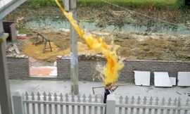 Phẫn nộ với việc đổ hàng trăm quả trứng lên đầu người qua đường của các youtuber