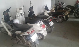 Gần chục xe máy bị kẻ xấu rạch nát yên tại chung cư ở Hà Nội