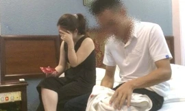 Bản tin 20H: CSGT vào nhà nghỉ với vợ người khác, do trời mưa to?