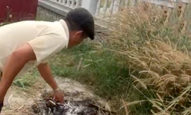 Người dân phát hiện các đoạn xương tại nghĩa trang ở huyện Củ Chi. Ảnh: Zing 