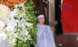 Vợ con NSƯT Thanh Hoàng thất thần trước linh cữu