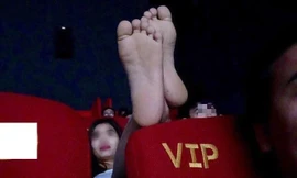 Gác chân lên ghế, ngồi lên đùi: Đi xem phim hay làm trò gì vậy?