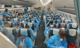 Cận cảnh việc khử trùng hành khách trên chuyến bay đặc biệt về từ Guinea Xích đạo