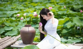 'Công chúa tóc mây' phiên bản Việt khoe sắc bên sen