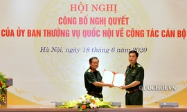 Đại tướng Đỗ Bá Tỵ trao quyết định và chúc mừng Thiếu tướng Đỗ Quang Thành. 