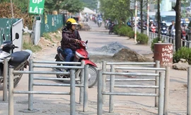Hà Nội lập rào chắn ngăn dòng người đi xe máy lên vỉa hè