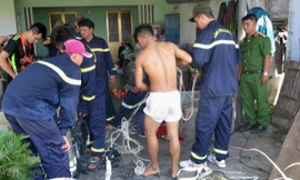 Lực lượng cứu hộ khẩn trương đưa hai nạn nhân tử vong từ giếng lên 