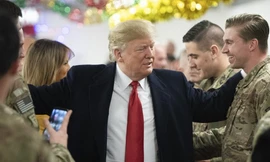 Trump trò chuyện với các lính Mỹ tại căn cứ Al-Asad. Ảnh: AFP. 
