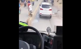 Phạt tiền, tước bằng lái tài xế cản đầu xe cứu hỏa