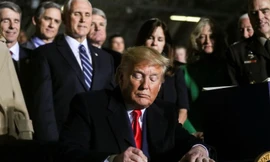 Tổng thống Trump ký thông qua Đạo luật ủy quyền quốc phòng cho năm tài khóa 2020 tại căn cứ Andrews, Marryland ngày 20/12. Ảnh: Reuters 