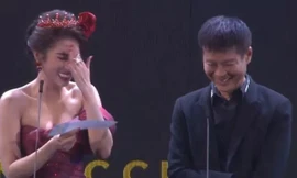 Showbiz 28/12: Người đẹp gây 'sốc' vì đọc nhầm tên quay phim thành từ nhạy cảm