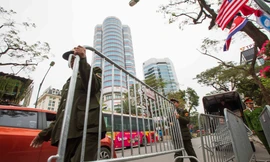 Dựng hàng rào an ninh hai lớp quanh khách sạn có đoàn Triều Tiên