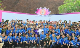 Các đại biểu dự Đại hội Thanh niên tiên tiến làm theo lời Bác lần thứ VI năm 2020 chụp ảnh lưu niệm tại Khu di tích Chủ tịch Hồ Chí Minh. Ảnh: Xuân Tùng