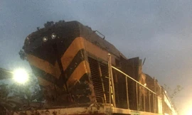 Tàu khách trật bánh do va chạm xe container