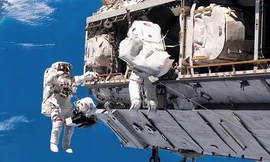 Chết cười với kiểu đi ngật ngưỡng như trẻ con của phi hành gia trở về trái đất