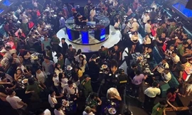 Một vũ trường ở Hà Nội bị cảnh sát kiểm tra hồi giữa tháng 8. Ảnh. Minh Hiếu 