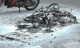 Xe của hai thanh niên cháy trơ khung trên đường. Ảnh: Quốc Thắng. 