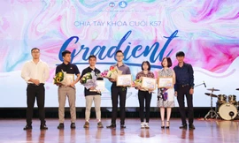 ‘Bữa tiệc’ chia tay cuối đầy cảm xúc của đại học Kinh tế Quốc dân