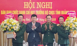 Lãnh đạo Quân khu 3 và lãnh đạo tỉnh Quảng Ninh chúc mừng Thiếu tướng Lê Đình Thương và Đại tá Lê Văn Long. 