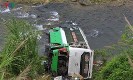 Hiện trường vụ xe khách lao xuống vực ở đèo Lò Xo, 3 người chết