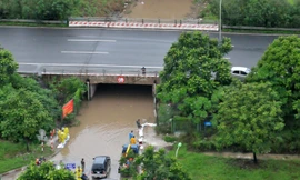 Mưa ngập, nhiều hầm cầu chui dân sinh trên đại lộ Thăng Long tê liệt
