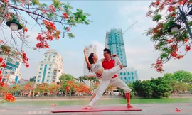 Cặp đôi Yoga Hải Phòng trình diễn điệu nghệ trên con đường hoa phượng vĩ