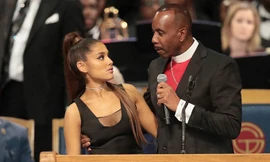 Showbiz 2/9: Mục sư 'đặt tay' lên vòng một sao nữ ở đám tang là ai?