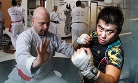 Flores (trái) lần thứ hai thách đấu Từ Hiểu Đông và quyết tâm sang Trung Quốc tỉ thí. 