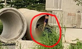 Cô gái bán nude để nhóm thanh niên chụp ảnh trong ống cống bị chỉ trích