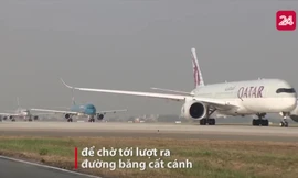 Máy bay 'tắc đường' ở sân bay Tân Sơn Nhất