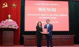 Đồng chí Tráng Thị Xuân trao quyết định cho đồng chí Lê Hồng Minh. 