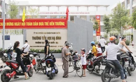 Phụ huynh gửi con về quê sau vụ cháy kho Rạng Đông