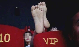 Cô gái mặc váy ngắn ngả ngớn lộ nội y trong rạp chiếu phim gây bức xúc