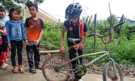 'Cậu bé Sơn La' Vì Quyết Chiến bên chiếc xe đạp không phanh của mình (Ảnh: CTV Định Nguyễn) 