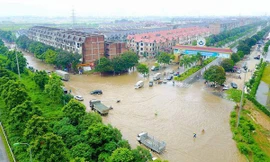 Cảnh tượng ngập sâu tại khu vực đại lộ Thăng Long vào năm 2017