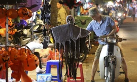 Hà Nội: Đồ chơi ma quỷ tràn ngập phố cổ trước ngày Halloween 