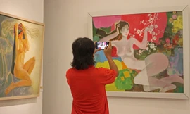 Cận cảnh triển lãm tranh khỏa thân đầu tiên được trưng bày ở Hà Nội