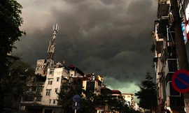 Trời Hà Nội nổi giông lốc mạnh giờ tan tầm